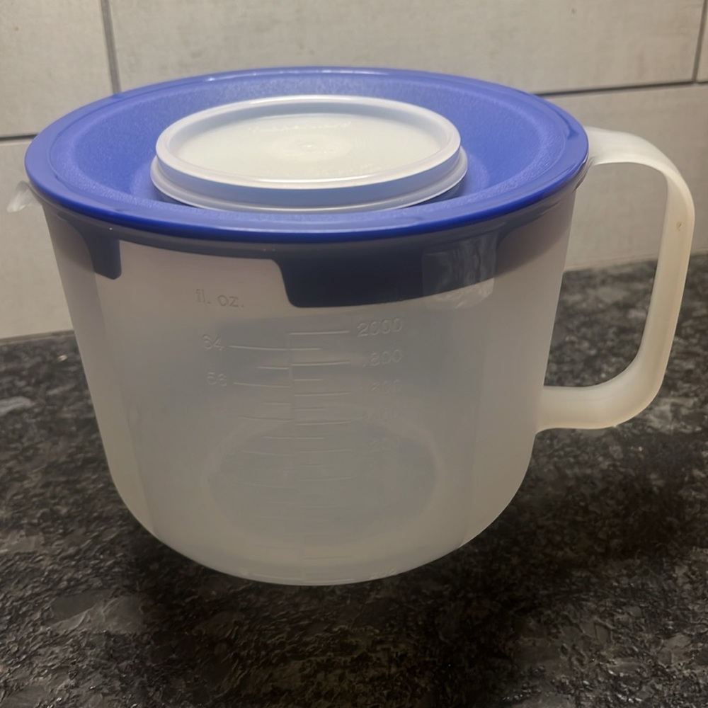 8 cup mix n pour vintage Tupperware measuring cup RARE FIND Excellent condition